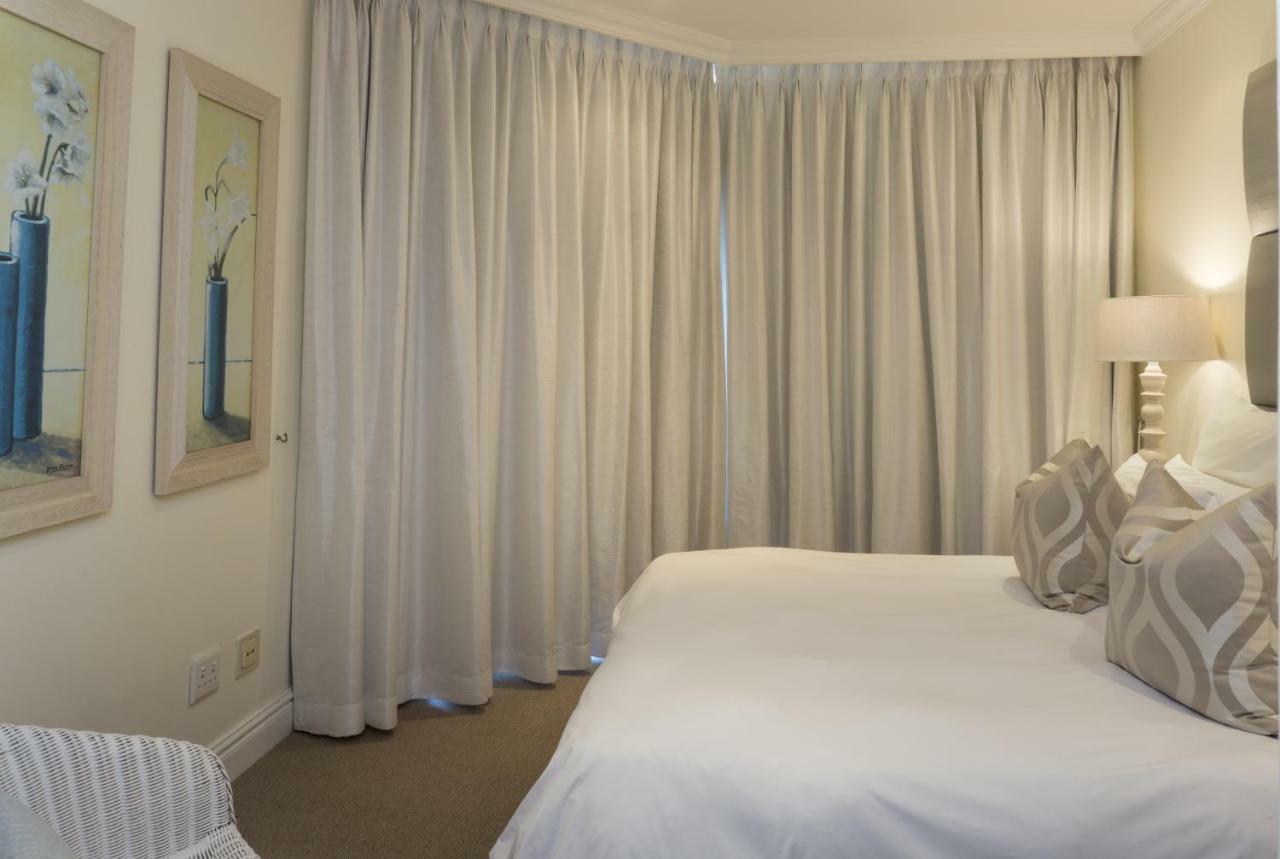 302 Oyster Schelles - By In Umhlanga